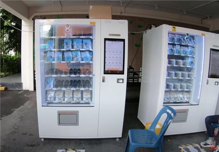 Mask vending machine with big touch screen 1